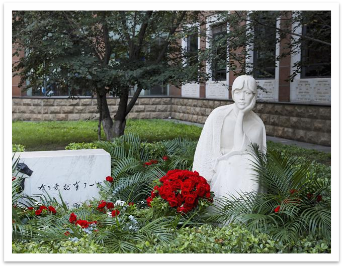 (中国现代文学馆冰心雕像)
